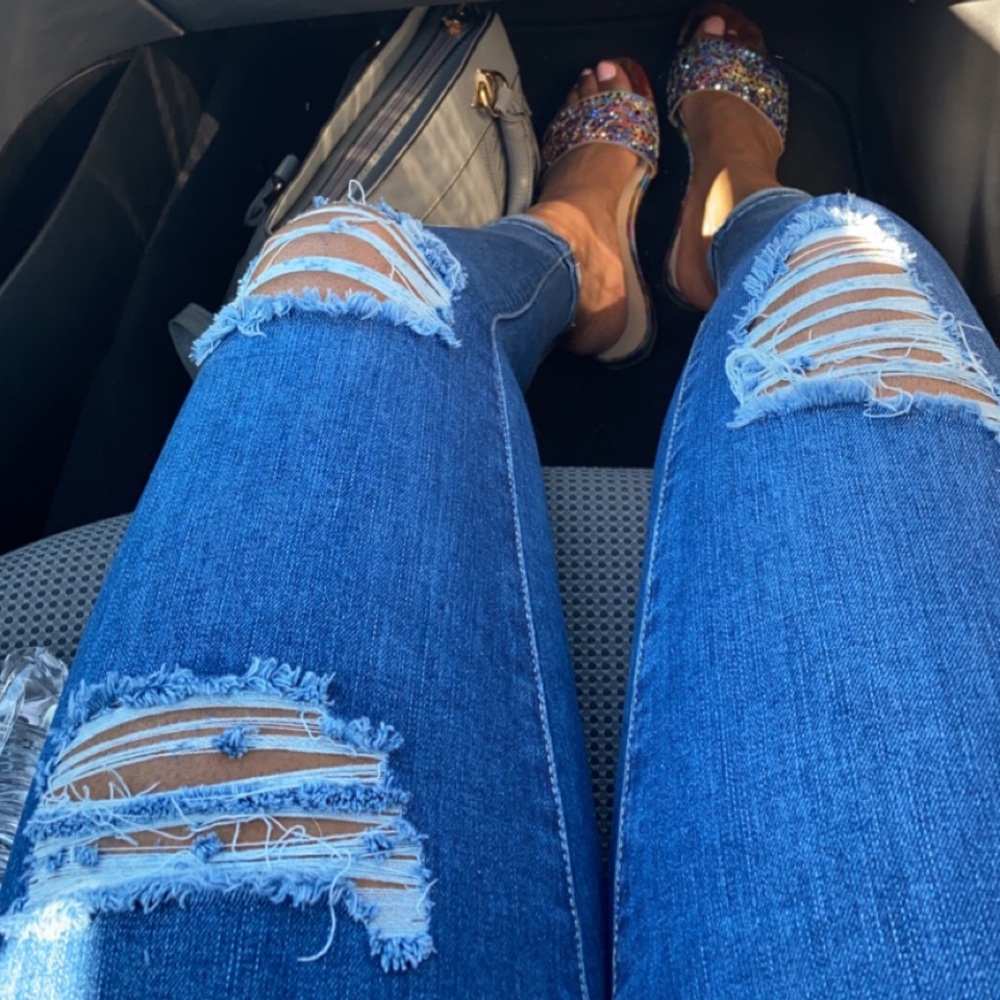 “Stop Distressing” skinny jeans!